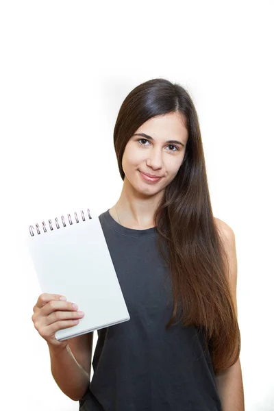 Mulher segurando lápis com notebook e olhando para cima isolado em um fundo branco — Fotografia de Stock