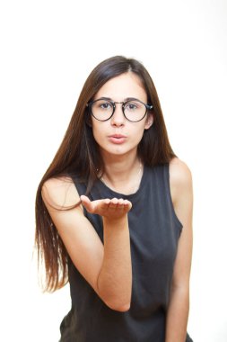 Kız bardaklarda bir öpücük gönderir. Beyaz bir arka plan üzerinde