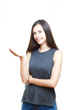 Genç kadın portre. Beyaz arka plan. El ele. 