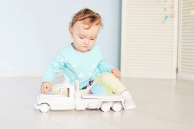 stüdyoda bir araba ile çocuk çalış