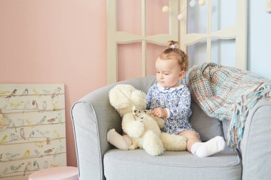 evde bebek ayı ile için oynayan bir küçük kızlar