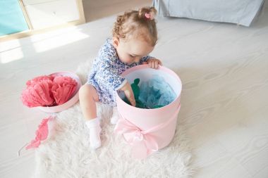 kız bebek hediye açılır. yay ile pembe kutu