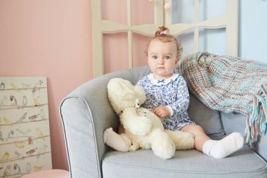 evde bebek ayı ile için oynayan bir küçük kızlar