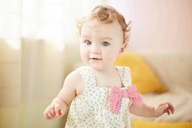 Küçük bebek evde oynamak