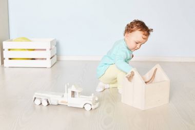 stüdyoda bir araba ile çocuk çalış