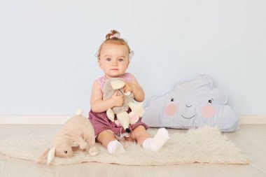 küçük çocuk stüdyoda oyuncaklarla oynuyor