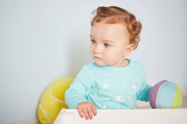 küçük çocuk stüdyoda oyuncaklarla oynuyor