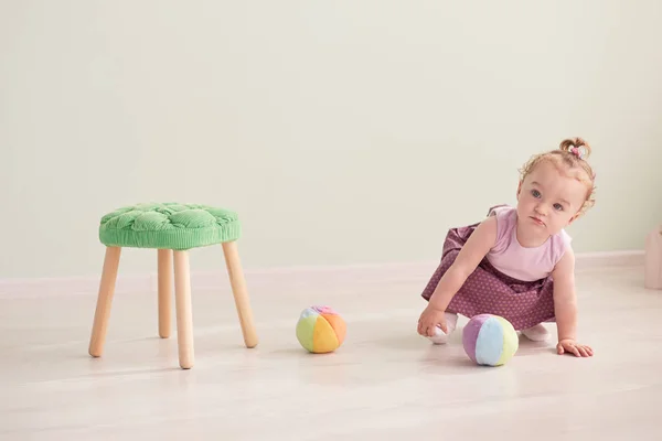 Küçük çocuk stüdyoda oyuncaklarla oynuyor — Stok fotoğraf