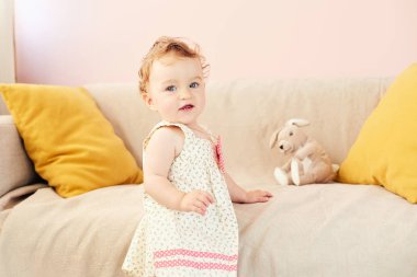 güzel bebek odasında oynarken