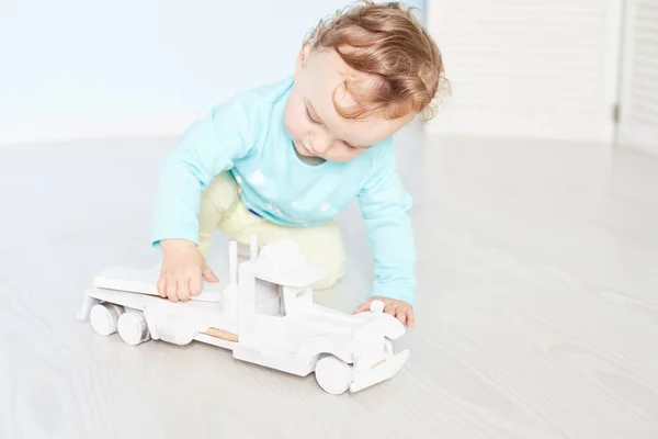 Dziecko bawi się samochód w studio — Zdjęcie stockowe