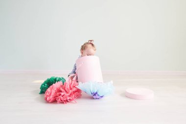 kız bebek hediye açılır. yay ile pembe kutu