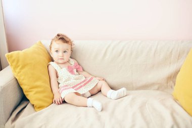 güzel bebek odasında oynarken