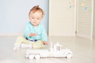 stüdyoda bir araba ile çocuk çalış