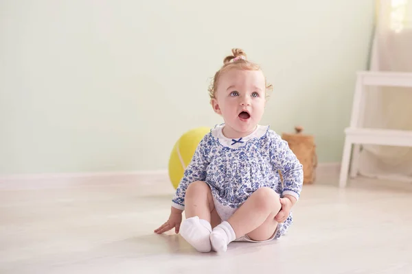 Küçük bir bebek duygular portresi — Stok fotoğraf