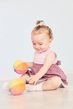 küçük çocuk stüdyoda oyuncaklarla oynuyor