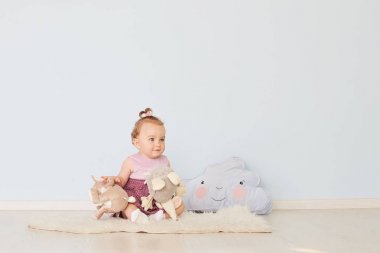 küçük çocuk stüdyoda oyuncaklarla oynuyor