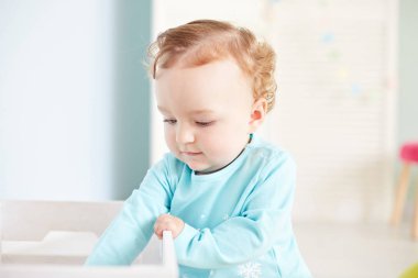 küçük çocuk stüdyoda oyuncaklarla oynuyor