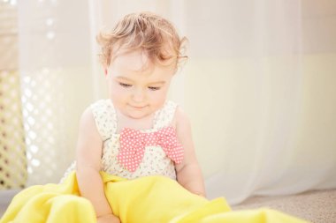 güzel bebek odasında oynarken