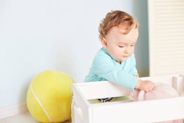 küçük çocuk stüdyoda oyuncaklarla oynuyor