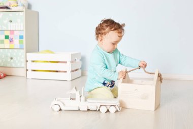 stüdyoda bir araba ile çocuk çalış