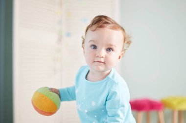 küçük çocuk stüdyoda oyuncaklarla oynuyor