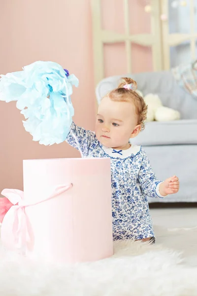 kız bebek hediye açılır. yay ile pembe kutu