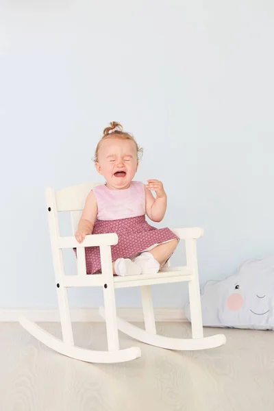 白い椅子と叫びに座っている素敵な女の子 — ストック写真