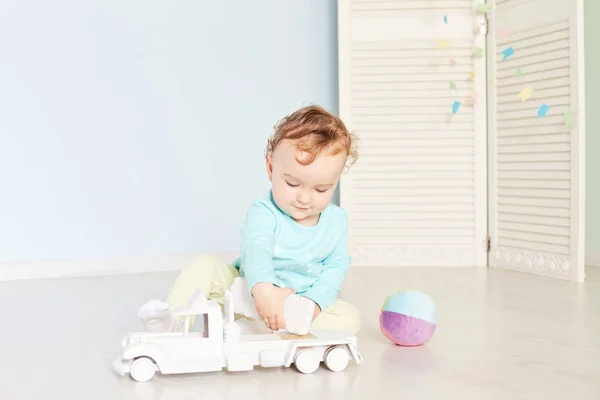 Stüdyoda bir araba ile çocuk çalış — Stok fotoğraf