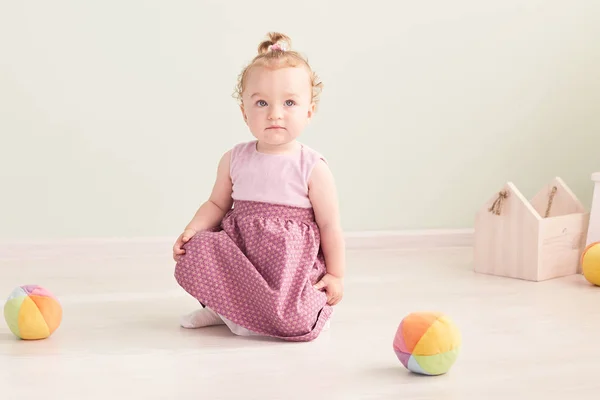 Criança está brincando com brinquedos no estúdio — Fotografia de Stock