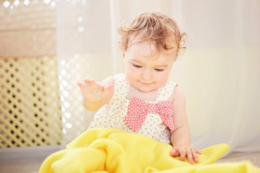 güzel bebek odasında oynarken