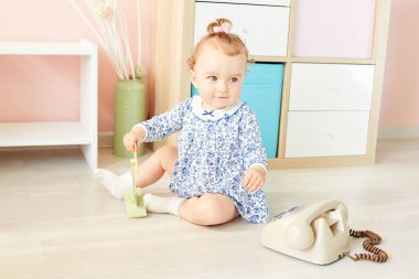 telefon ile oynarken Studio küçük çocuk