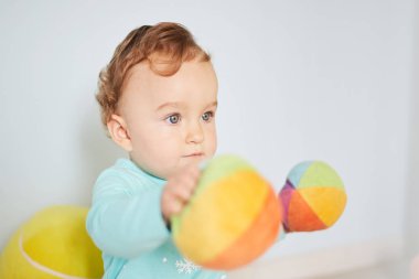 küçük çocuk stüdyoda oyuncaklarla oynuyor