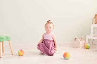 küçük çocuk stüdyoda oyuncaklarla oynuyor