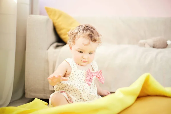 Güzel bebek odasında oynarken — Stok fotoğraf