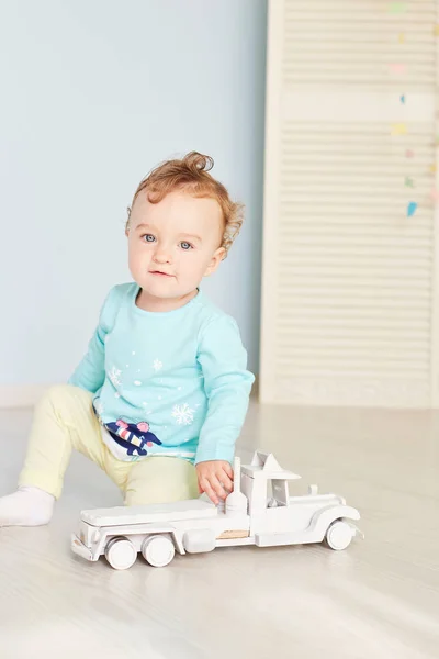 Niño juega con un coche en el estudio —  Fotos de Stock