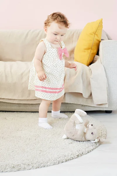 おもちゃのウサギと遊んでいる女の子 — ストック写真