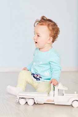 stüdyoda bir araba ile çocuk çalış