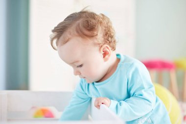 küçük çocuk stüdyoda oyuncaklarla oynuyor