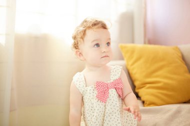 güzel bebek odasında oynarken