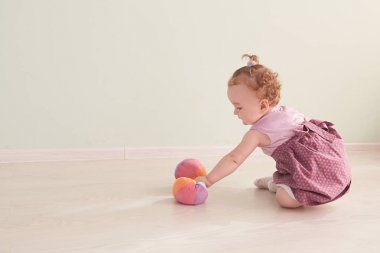 küçük çocuk stüdyoda oyuncaklarla oynuyor