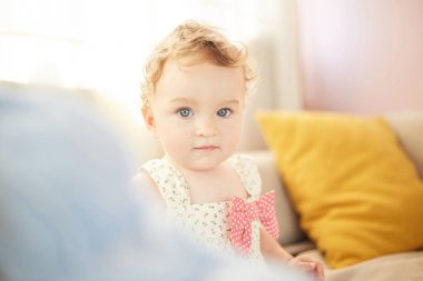 güzel bebek odasında oynarken