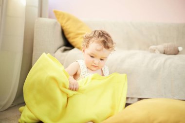 güzel bebek odasında oynarken