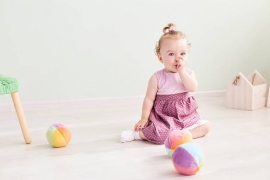 küçük çocuk stüdyoda oyuncaklarla oynuyor