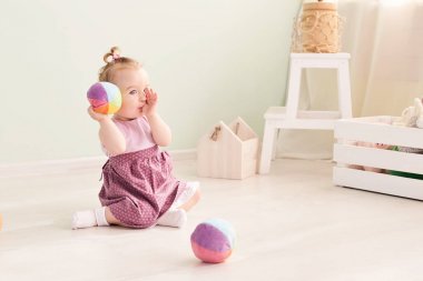 küçük çocuk stüdyoda oyuncaklarla oynuyor