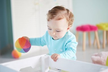 küçük çocuk stüdyoda oyuncaklarla oynuyor