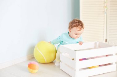 küçük çocuk stüdyoda oyuncaklarla oynuyor