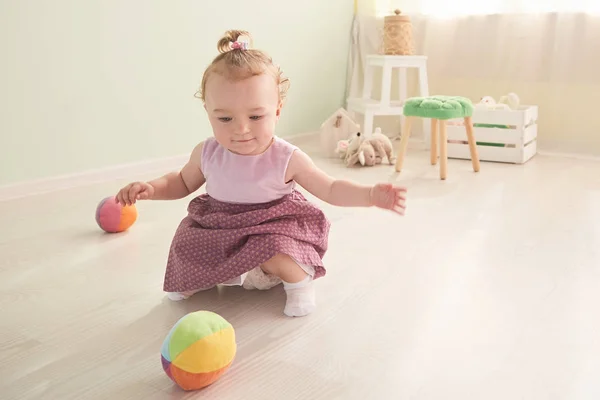 Niño pequeño está jugando con juguetes en el estudio — Foto de Stock