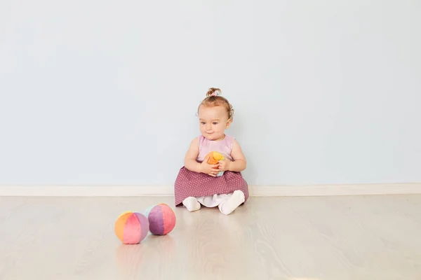 Kleines Kind spielt im Atelier mit Spielzeug — Stockfoto