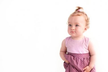 Temiz bir arka plan üzerinde bir çocuk duygu portresi