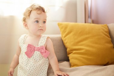 güzel bebek odasında oynarken